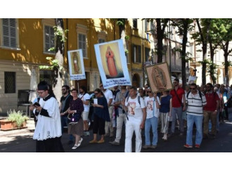 "Ripariamo al gay Pride". Il vescovo prende le distanze